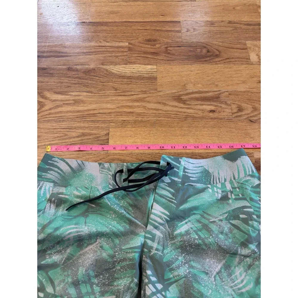 Lululemon Men's Sz 31 Current State Board Shorts Green Palms Swim Trunks 10